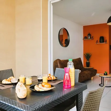 Confort ! Calme, Climatisation, Piscine, Parking Gratuit, Grande Terrasse, Netflix, Wifi Апартаменты